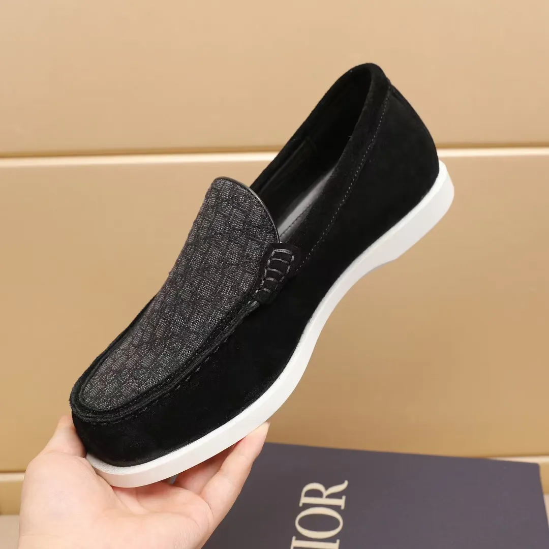 Men's Men's Shoes 💰400 [New Style] 🏍️🏍️These Dior Granville loafers are casual formal shoes. Crafted from luxuriously soft beige suede, it features a beige Oblique print panel on the upper. The lightweight cream-white rubber sole is more sophisticated. The Dior Oblique pattern is engraved on the outsole to enhance the style, and the Dior logo is engraved on the back side. Adds elegance to any casual look.